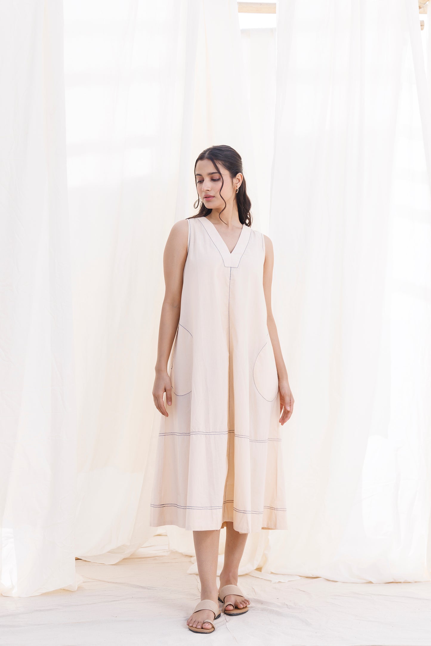 V NECK POCKET DRESS