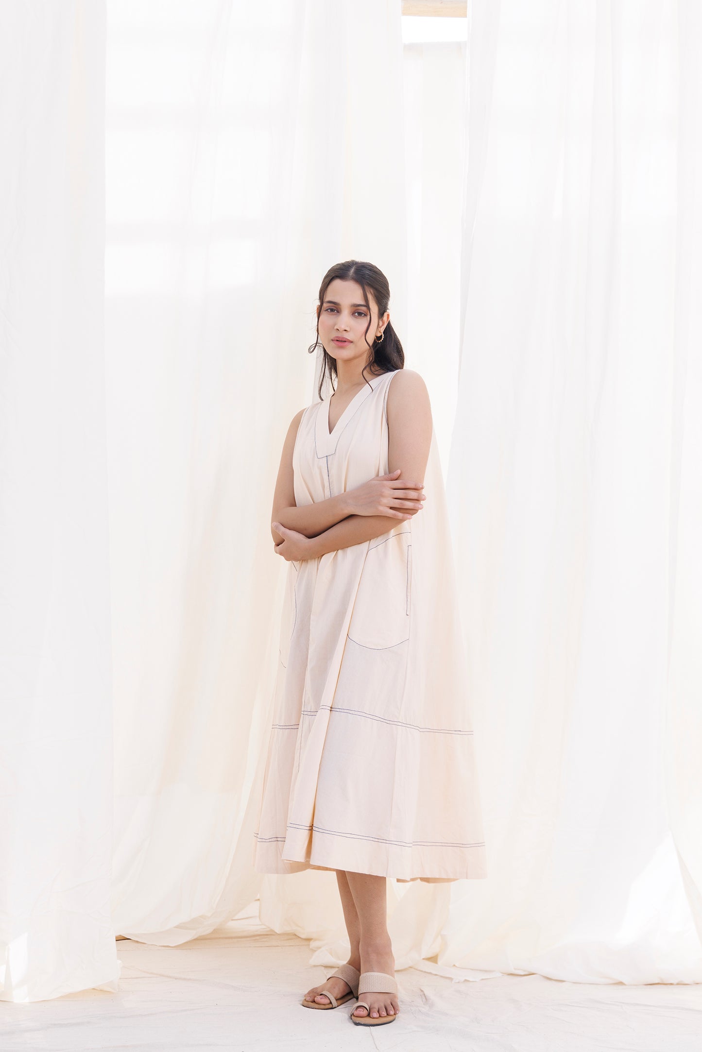 V NECK POCKET DRESS