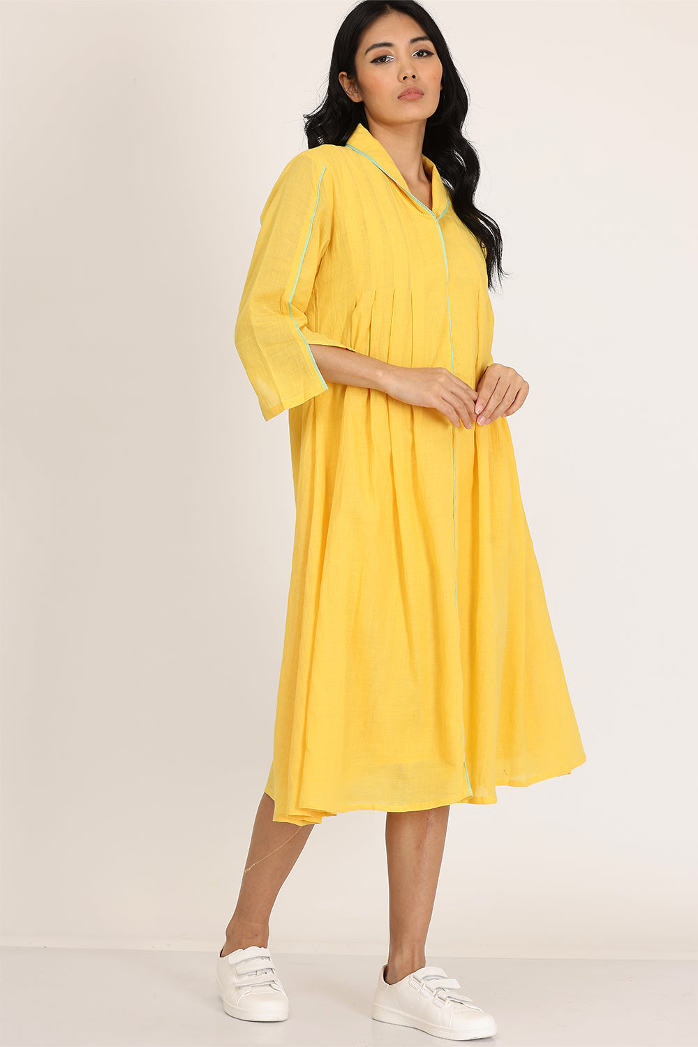 BOX SPLIT COLLAR DRESS