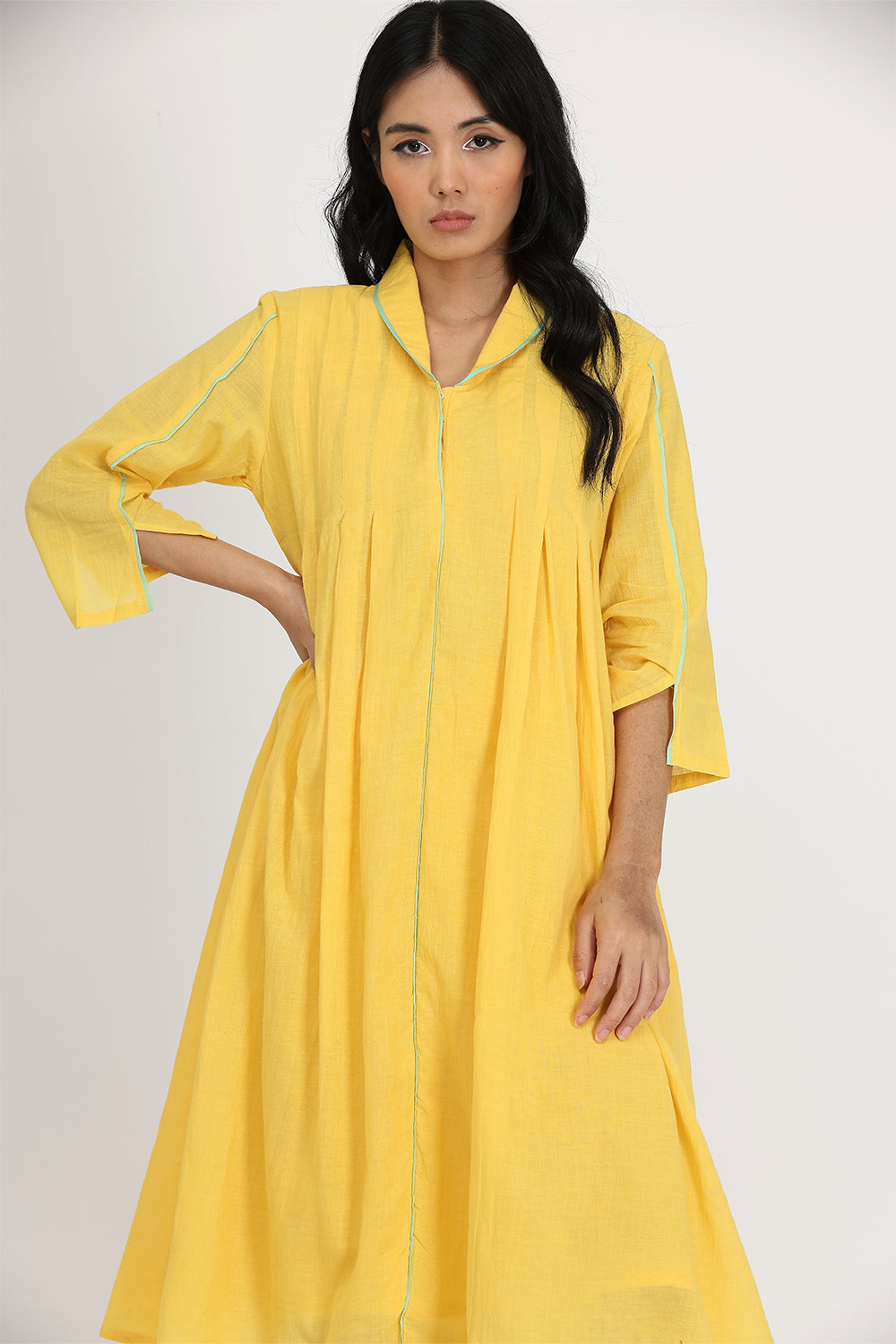 BOX SPLIT COLLAR DRESS