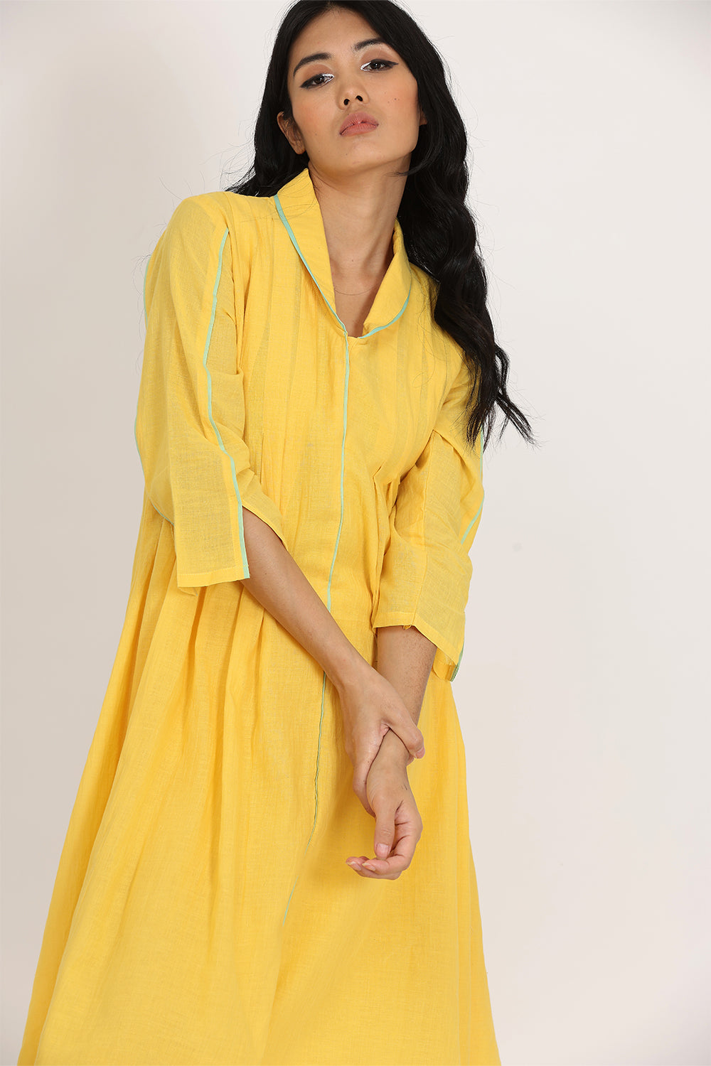 BOX SPLIT COLLAR DRESS