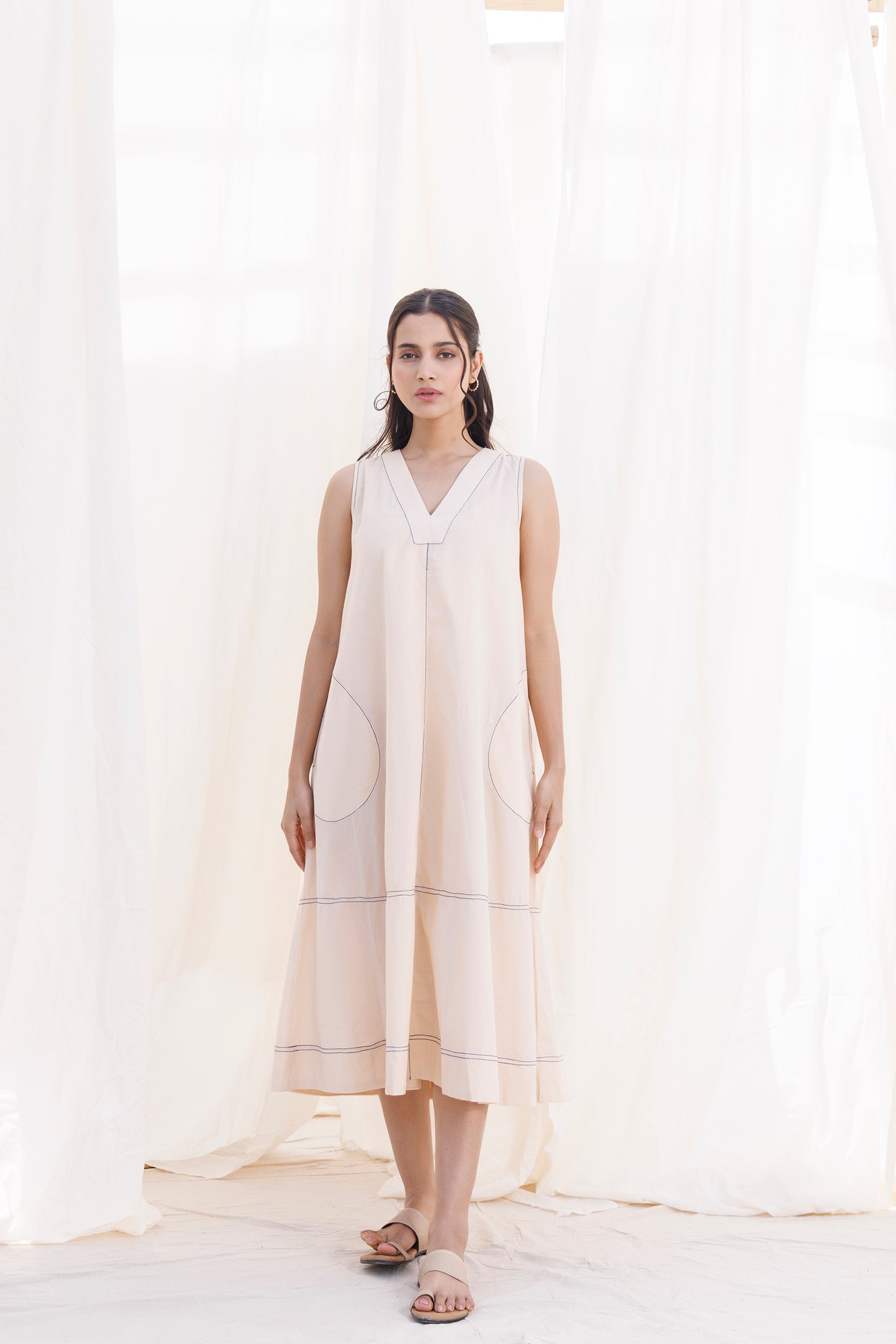 V NECK POCKET DRESS