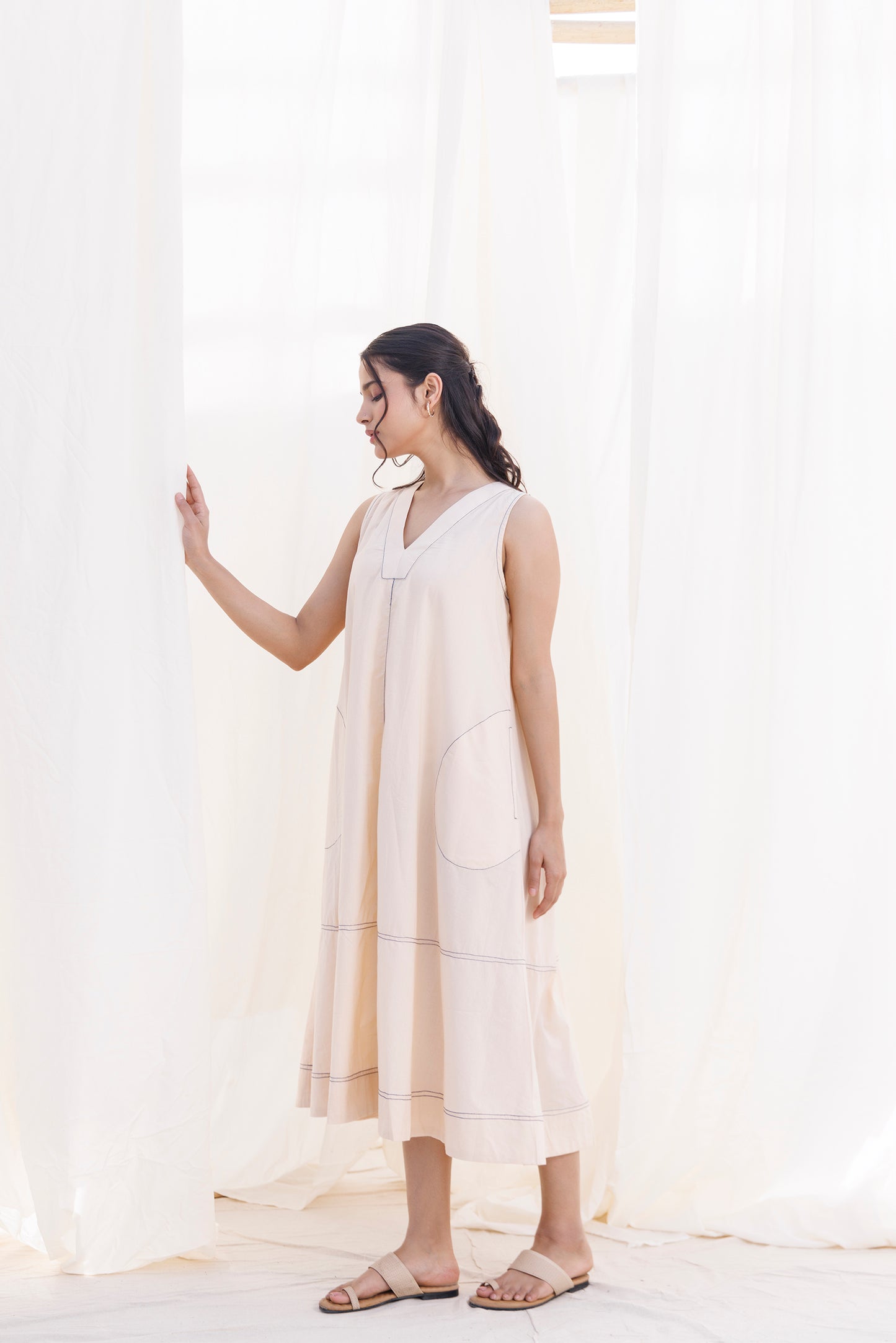 V NECK POCKET DRESS