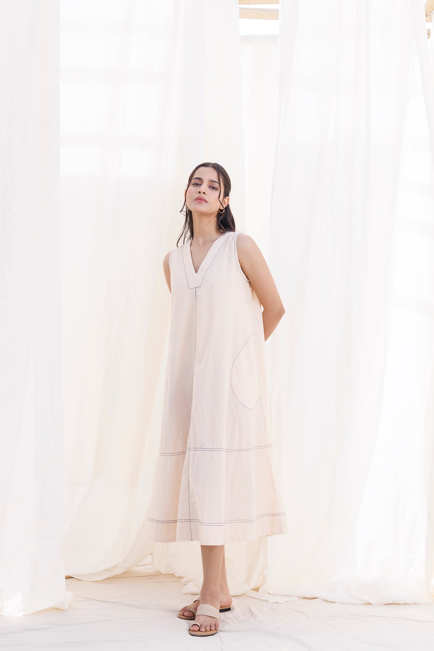 V NECK POCKET DRESS