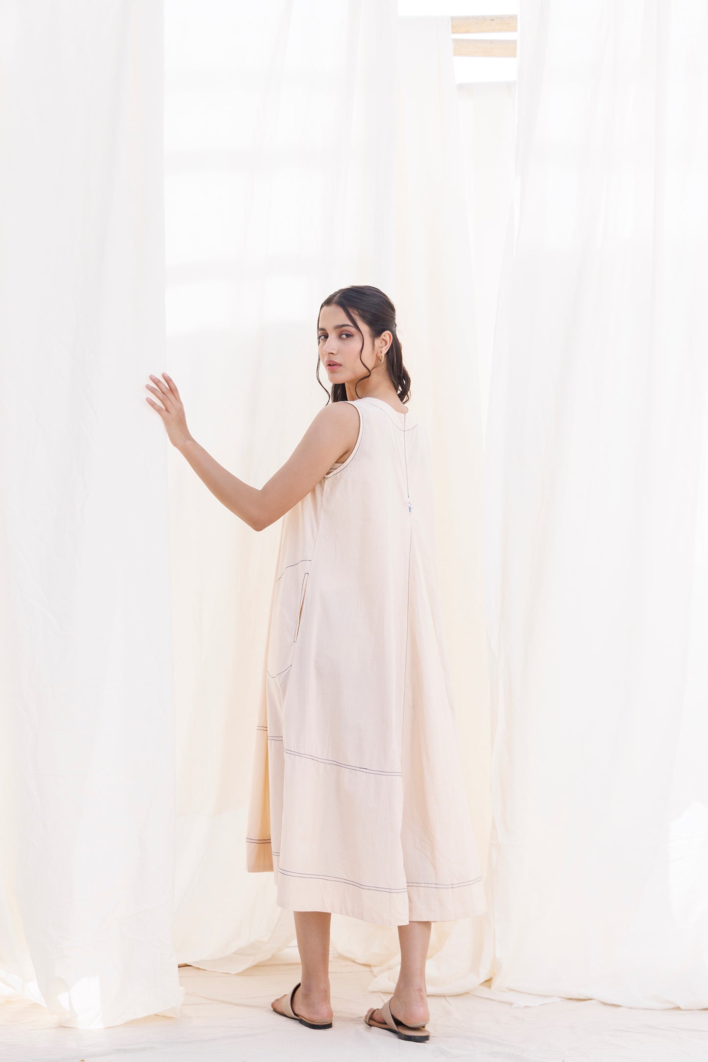 V NECK POCKET DRESS