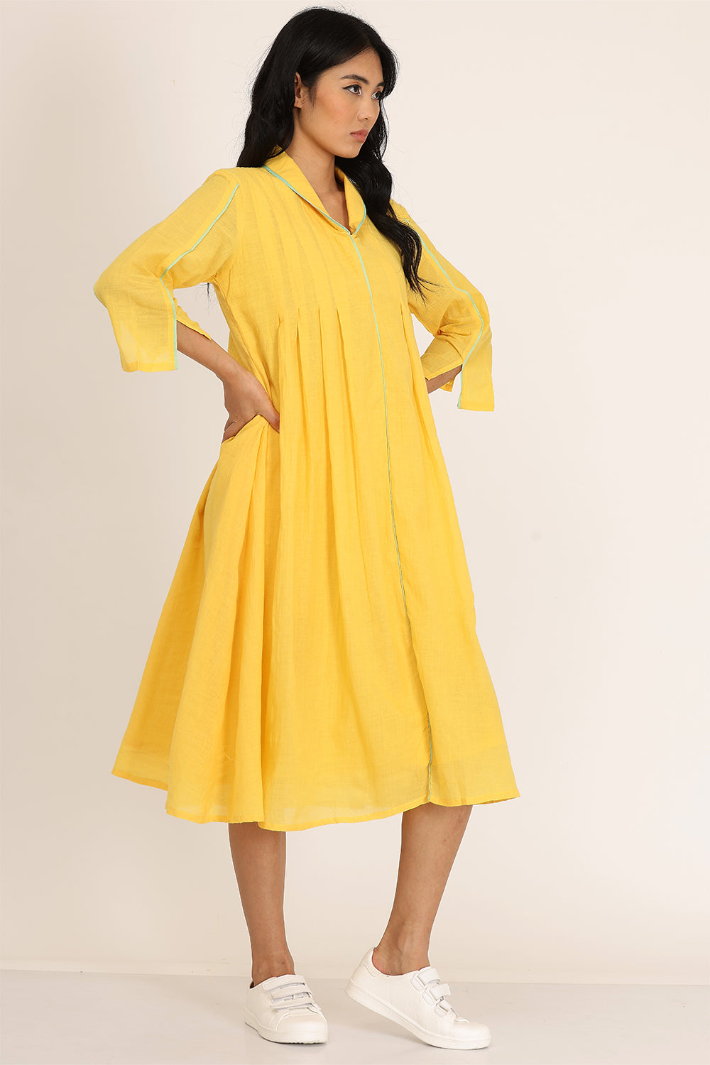 BOX SPLIT COLLAR DRESS