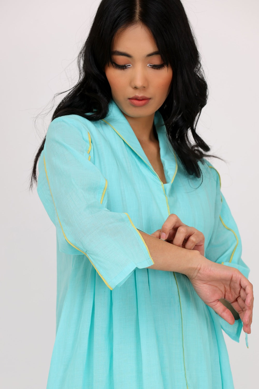 BOX SPLIT COLLAR DRESS